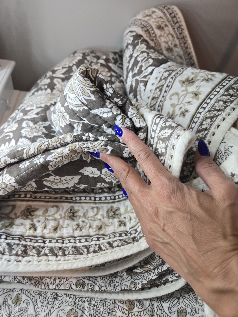 NWOT Levtex REVERSIBLE Brown and White Floral Quilt & 2 Shams - Picture 15 of 15
